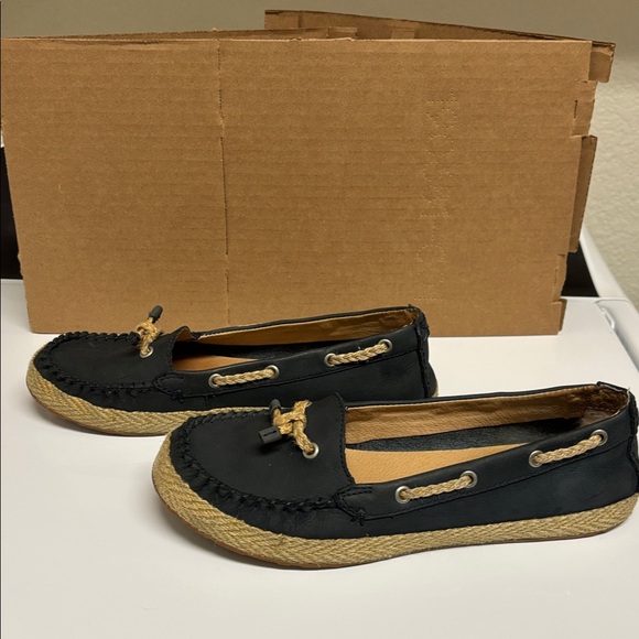 UGG Women's Black Chivon Moccasin Flats Size 7.5 - Picture 2 of 5